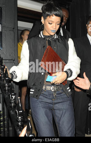 Rihanna e cara Delevingne a Nozomi ristorante dotato: Rihanna dove: Londra, Regno Unito quando: 11 Set 2013 Foto Stock
