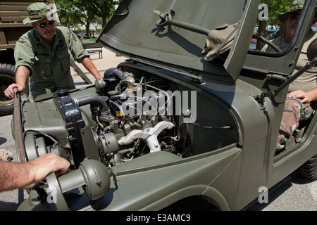 Durante la Seconda guerra mondiale era US Army reenactors guardando sotto il cofano della Jeep Willys - USA Foto Stock