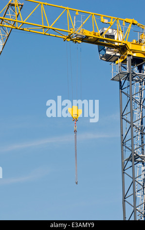 Frammento della costruzione di gru a torre su sfondo cielo Foto Stock