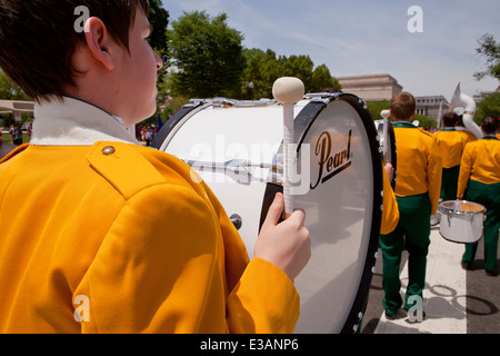 Bass batterista in high school Marching Band - USA Foto Stock