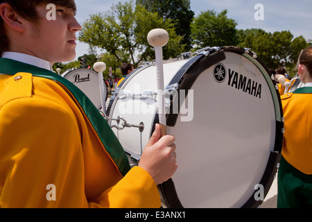 Bass batterista in high school Marching Band - USA Foto Stock