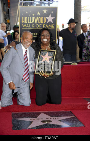 Barry White postumo onorato con la stella sulla Hollywood Walk of Fame per il suo compleanno con: Berry Gordy,Glodean bianca dove: Los Angeles, CA, Stati Uniti quando: 12 Set 2013 Foto Stock