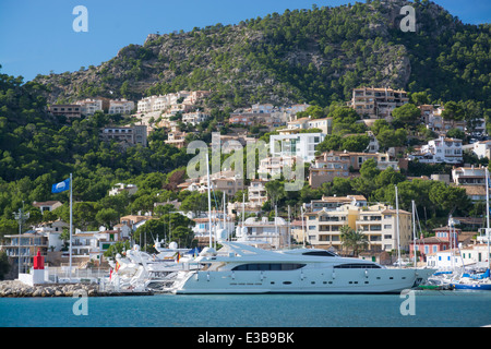 Yacht di grandi dimensioni e le case si appollaia sulle colline sopra la porta marina Andratx. Maiorca, isole Baleari, Spagna in ottobre 2013. Foto Stock