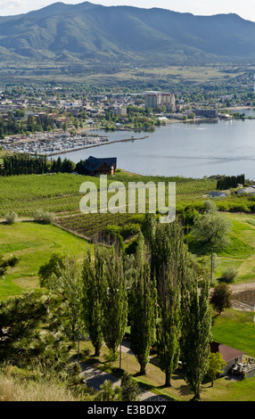 Vista aerea della città di Penticton, British Columbia e terreni agricoli circostanti, Lago Okanagan e montagne. Okanagan Valley Foto Stock