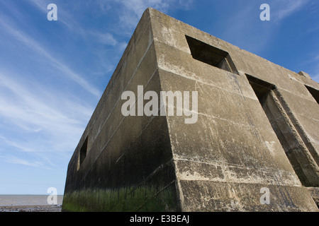 WW2-ser scatola di pillole concreta struttura di difesa si trova sulla spiaggia dopo erosione costiera a Warden punto, Isle of Sheppey, Kent. Foto Stock