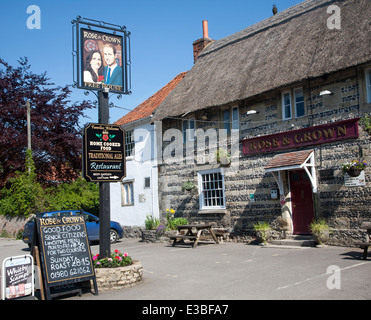 Rose and Crown pub al Tilshead, Wiltshire, Inghilterra pub con segno dipinto del principe William e sua moglie Kate Middleton Foto Stock