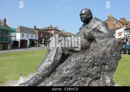 Statua di Sir Winston Churchill sul verde a Westerham, Kent, Regno Unito Foto Stock