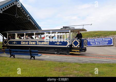 Great Orme tram a metà strada Station Llandudno Conwy Wales Cymru REGNO UNITO GB Foto Stock