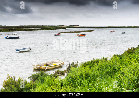 Pioggia nuvole la raccolta di oltre il fiume a masterizzare a Burnham Overy Staithe. Foto Stock