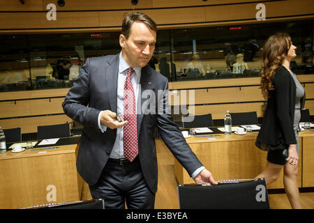 Lussemburgo Il Lussemburgo. Il 23 giugno, 2014. Radoslaw Sikorski, ministro degli affari esteri polacco durante il Consiglio dei Ministri esteri Ue (FAC) al Consiglio europeo ha sede a Lussemburgo il 23.06.2014 . All'ordine del giorno dei ministri europei : Ucraina, Libia, Siria e Iraq. Credito: Wiktor Dabkowski/ZUMAPRESS.com/Alamy Live News Foto Stock