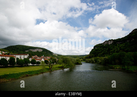 Il francese fiume Doubs con la città di La Baume-les-Dames, Franche-Comté, Doubs, Francia Foto Stock