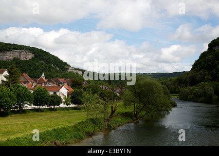 Il francese fiume Doubs con la città di La Baume-les-Dames, Franche-Comté, Doubs, Francia Foto Stock