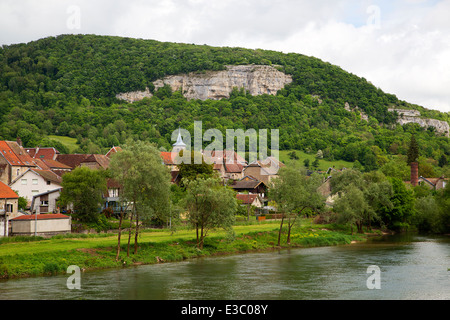 Il francese fiume Doubs con la città di La Baume-les-Dames, Franche-Comté, Doubs, Francia Foto Stock