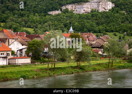 Il francese fiume Doubs con la città di La Baume-les-Dames, Franche-Comté, Doubs, Francia Foto Stock