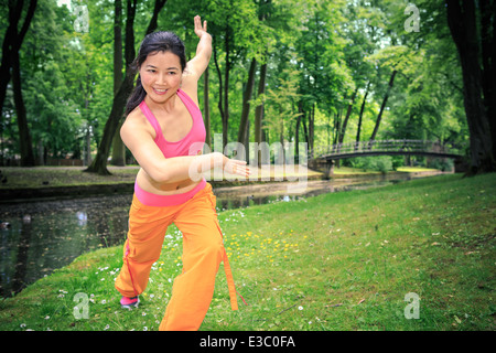 Woman Dancing zumba aerobica o in un parco antico Foto Stock