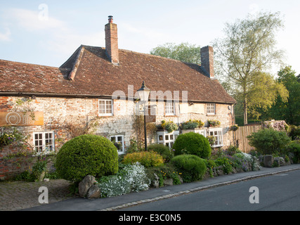 Negozi di articoli da regalo in edifici storici ad Avebury Wiltshire, Inghilterra Foto Stock