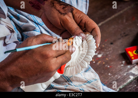 Scultore in lavoro Kumartuli potters trimestre, Calcutta, India Foto Stock