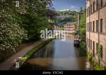 Hebden Bridge Calderdale. West Yorkshire. Il nord ovest dell'Inghilterra. Il Rochdale canal. Foto Stock