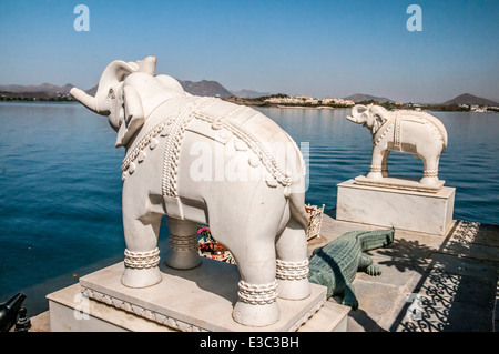 India Rajasthan, Udaipur cityscape da Jag Mandir Palace nel lago Pichola Foto Stock