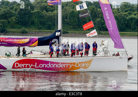 Derry, Londonderry, Irlanda del Nord - 23 giugno 2014. Derry - Londonderry Clipper vince home gamba del mondo in barca a vela. Il Derry-Londonderry-Doire clipper, capitanata da Sean McCarter, arriva sul Fiume Foyle dopo la finitura in primo luogo a 2.800 Miglia Race 14 (nella serie 16 gara), da New York in The Clipper il giro del mondo in barca a vela. Migliaia di persone hanno salutato la barca di arrivo come parte dell'LegenDerry Maritime Festival. Credito: George Sweeney / Alamy Live News Foto Stock