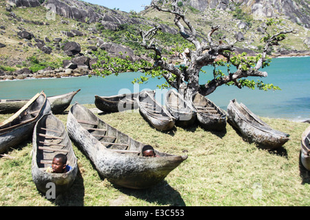 I ragazzi giocare in piroga Canoe sulla spiaggia, penisola di Masoala, baia di Antongil, Madagascar Foto Stock