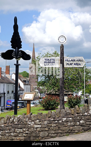 Il centro del villaggio, con gazza statua e segnaletica, Weobley, Herefordshire, Inghilterra, Regno Unito, Europa occidentale. Foto Stock