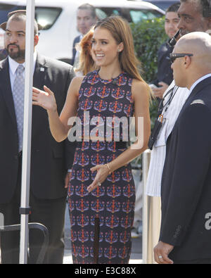 Jessica Alba su Extra! All'Universal Citywalk era promuovere la "torta iaper' a tre layer cake progettato come un bambino, doccia dono. Dotato di: Jessica Alba,Maria Menounos dove: Universal City, CA, Stati Uniti quando: 26 Set 2013 Foto Stock