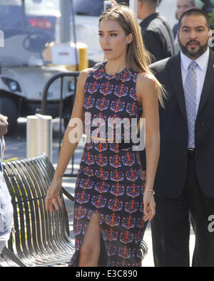 Jessica Alba su Extra! All'Universal Citywalk era promuovere la "torta iaper' a tre layer cake progettato come un bambino, doccia dono. Dotato di: Jessica Alba,Maria Menounos dove: Universal City, CA, Stati Uniti quando: 26 Set 2013 Foto Stock