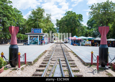 Kanchanaburi, Tailandia - 23 Maggio 2014: per i turisti che visitano il ponte sul fiume Kwai in Kanchanaburi, Thailandia. Foto Stock