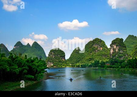 (140623) -- Pechino, 23 giugno 2014 (Xinhua) -- File foto scattata il 24 luglio 2011 mostra il paesaggio di rilievi carsici nel punto panoramico del Fiume Lijiang in Guilin, sud della Cina di Guangxi Zhuang Regione autonoma. Il Comitato del Patrimonio Mondiale il lunedì inscritto un prolungamento del Paesaggio Carsico della Cina meridionale, un patrimonio mondiale naturale dal 2007, nella Lista del Patrimonio Mondiale dell'UNESCO. (Xinhua/Wang Cuirong) (mp) Foto Stock