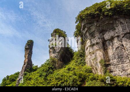 (140623) -- Pechino, 23 giugno 2014 (Xinhua) -- File foto scattata il 10 luglio 2011 mostra il paesaggio di rilievi carsici in Jinfo (Golden Buddha Mountain, a sud-ovest della Cina di Chongqing comune. Il Comitato del Patrimonio Mondiale il lunedì inscritto un prolungamento del Paesaggio Carsico della Cina meridionale, un patrimonio mondiale naturale dal 2007, nella Lista del Patrimonio Mondiale dell'UNESCO. (Xinhua/Qu Mingbin) (mp) Foto Stock