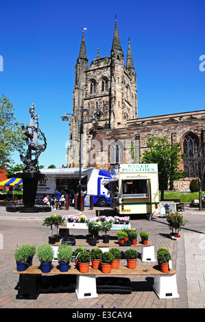 St Editha la chiesa con il Colin più grazier Memorial e mercato di Church Street, il Tamworth, England, Regno Unito, Europa. Foto Stock