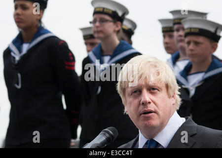 Londra, Regno Unito. Il 23 giugno, 2014. Il sindaco di Londra Boris Johnson risolve il raduno come membri e i veterani delle forze armate incontro presso il municipio di una bandiera sollevamento cerimonia per le Forze Armate giorno. Credito: Paolo Davey/Alamy Live News Foto Stock