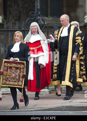 I giudici a piedi verso le Case del Parlamento dopo aver frequentato il loro servizio annuale presso l'Abbazia di Westminster. Dotato di: Lord Chief Justice Sir John Thomas,Giustizia Segretario Chris Grayling dove: Londra, Regno Unito quando: 01 Ott 2013 Foto Stock