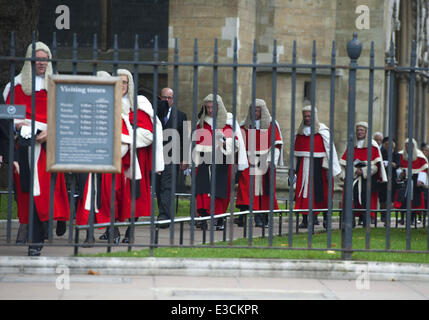 I giudici a piedi verso le Case del Parlamento dopo aver frequentato il loro servizio annuale presso l'Abbazia di Westminster. Dotato di: atmosfera dove: Londra, Regno Unito quando: 01 Ott 2013 Foto Stock