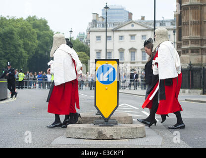 I giudici a piedi verso le Case del Parlamento dopo aver frequentato il loro servizio annuale presso l'Abbazia di Westminster. Dotato di: atmosfera dove: Londra, Regno Unito quando: 01 Ott 2013 Foto Stock