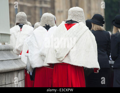 I giudici a piedi verso le Case del Parlamento dopo aver frequentato il loro servizio annuale presso l'Abbazia di Westminster. Dotato di: atmosfera W Foto Stock