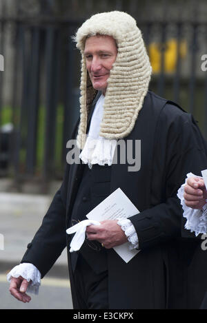 I giudici a piedi verso le Case del Parlamento dopo aver frequentato il loro servizio annuale presso l'Abbazia di Westminster. Dotato di: Attorney gen. Foto Stock