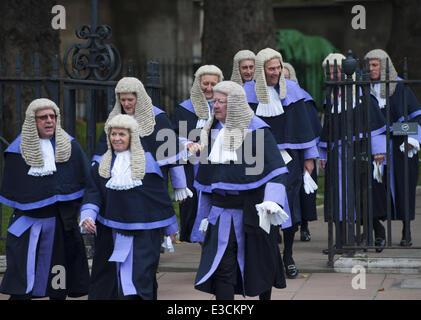 I giudici a piedi verso le Case del Parlamento dopo aver frequentato il loro servizio annuale presso l'Abbazia di Westminster. Dotato di: atmosfera dove: Londra, Regno Unito quando: 01 Ott 2013 Foto Stock