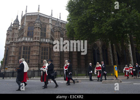 I giudici a piedi verso le Case del Parlamento dopo aver frequentato il loro servizio annuale presso l'Abbazia di Westminster. Dotato di: atmosfera dove: Londra, Regno Unito quando: 01 Ott 2013 Foto Stock