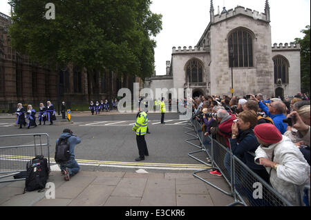 I giudici a piedi verso le Case del Parlamento dopo aver frequentato il loro servizio annuale presso l'Abbazia di Westminster. Dotato di: atmosfera dove: Londra, Regno Unito quando: 01 Ott 2013 Foto Stock