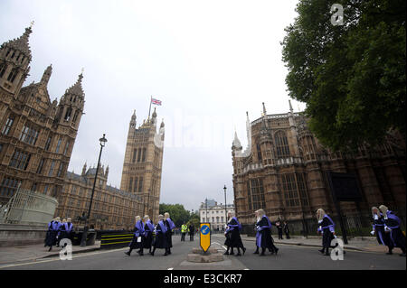 I giudici a piedi verso le Case del Parlamento dopo aver frequentato il loro servizio annuale presso l'Abbazia di Westminster. Dotato di: atmosfera dove: Londra, Regno Unito quando: 01 Ott 2013 Foto Stock