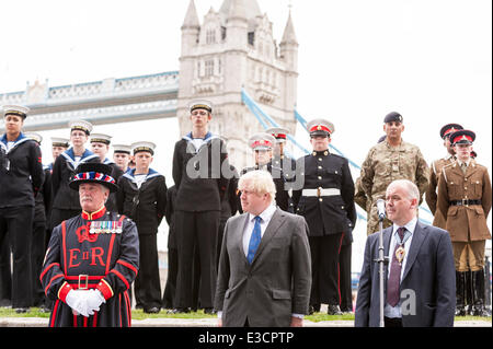 City Hall di Londra, UK, 23 giugno 2014. I membri delle forze armate britanniche unire il sindaco di Londra e London Assembly per un flag il sollevamento cerimonia per onorare il coraggio e impegno di personale di servizio del passato e del presente. Nella foto : Boris Johnson, sindaco di Londra e presidente del gruppo di Londra, Roger Evans stand con una Yeoman della Guardia. Credito: Stephen Chung/Alamy Live News Foto Stock