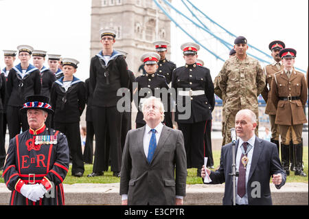 City Hall di Londra, UK, 23 giugno 2014. I membri delle forze armate britanniche unire il sindaco di Londra e London Assembly per un flag il sollevamento cerimonia per onorare il coraggio e impegno di personale di servizio del passato e del presente. Nella foto : Boris Johnson, sindaco di Londra e presidente del gruppo di Londra, Roger Evans stand con una Yeoman della Guardia. Credito: Stephen Chung/Alamy Live News Foto Stock