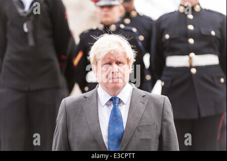 City Hall di Londra, UK, 23 giugno 2014. I membri delle forze armate britanniche unire il sindaco di Londra e London Assembly per un flag il sollevamento cerimonia per onorare il coraggio e impegno di personale di servizio del passato e del presente. Credito: Stephen Chung/Alamy Live News Foto Stock