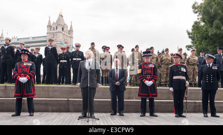 City Hall di Londra, UK, 23 giugno 2014. I membri delle forze armate britanniche unire il sindaco di Londra e London Assembly per un flag il sollevamento cerimonia per onorare il coraggio e impegno di personale di servizio del passato e del presente. Nella foto : Boris Johnson, sindaco di Londra, Presidente del Gruppo di Londra, Roger Evans stand con una Yeoman della guardia e i capi delle forze militari. Credito: Stephen Chung/Alamy Live News Foto Stock