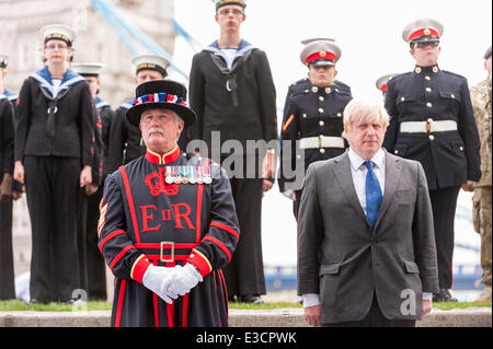 City Hall di Londra, UK, 23 giugno 2014. I membri delle forze armate britanniche unire il sindaco di Londra e London Assembly per un flag il sollevamento cerimonia per onorare il coraggio e impegno di personale di servizio del passato e del presente. Nella foto : Boris Johnson, sindaco di Londra, sorge con un Yeoman della Guardia. Credito: Stephen Chung/Alamy Live News Foto Stock