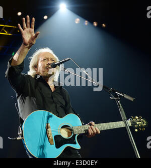 Barry Gibb suona dal vivo presso l'Arena O2 con: Barry Gibb dove: Londra, Regno Unito quando: 03 Ott 2013 Foto Stock