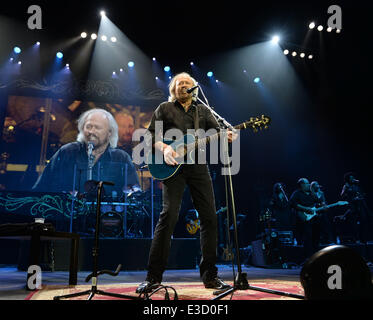 Barry Gibb suona dal vivo presso l'Arena O2 con: Barry Gibb dove: Londra, Regno Unito quando: 03 Ott 2013 Foto Stock