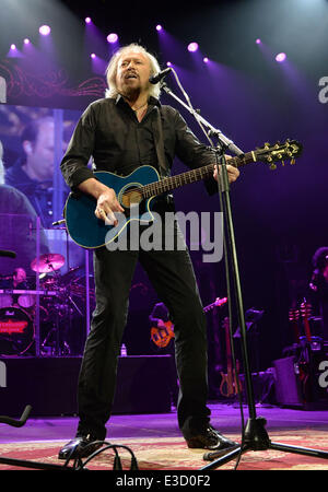 Barry Gibb suona dal vivo presso l'Arena O2 con: Barry Gibb dove: Londra, Regno Unito quando: 03 Ott 2013 Foto Stock